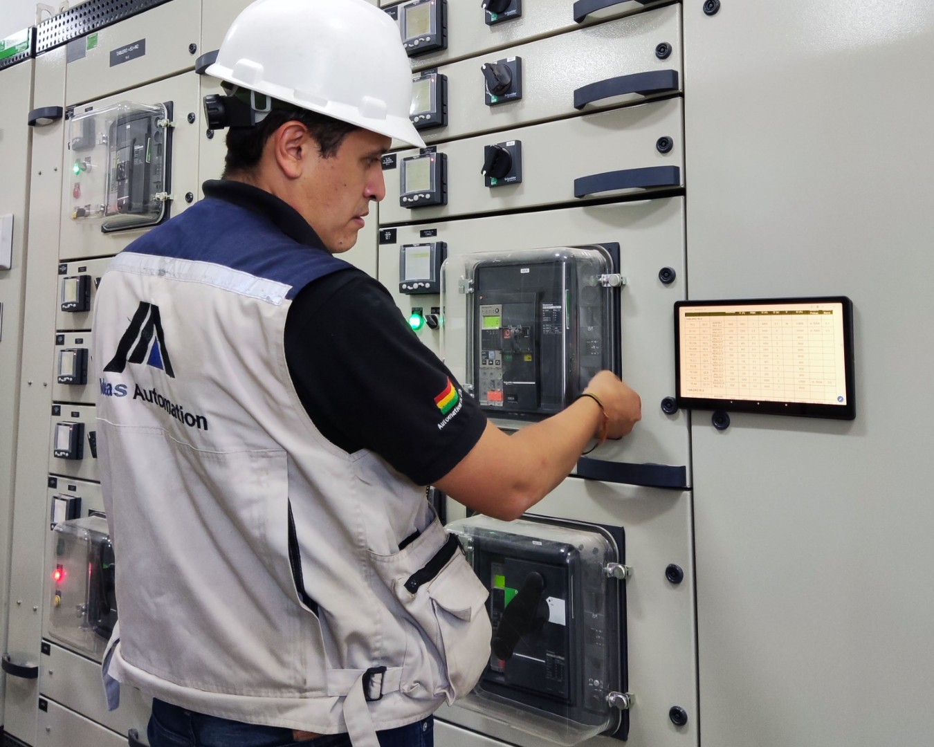 Ingeniero trabajando con PLC